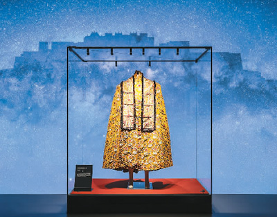 　清代金寶地花卉紋斗篷。 　　中國(guó)大運(yùn)河博物館供圖