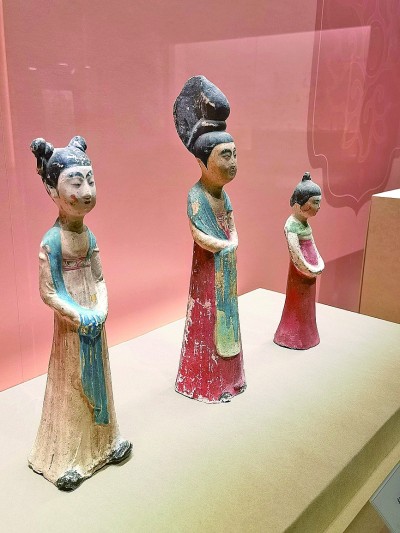 展出的發(fā)型各異的彩繪女陶俑。本報記者 李韻攝/光明圖片