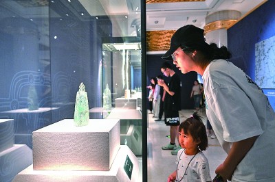 5月18日，參觀者在內(nèi)蒙古呼和浩特市的呼和浩特博物館“問蜀——東周時期的蜀文化展”上觀看展品。 新華社記者 貝赫攝