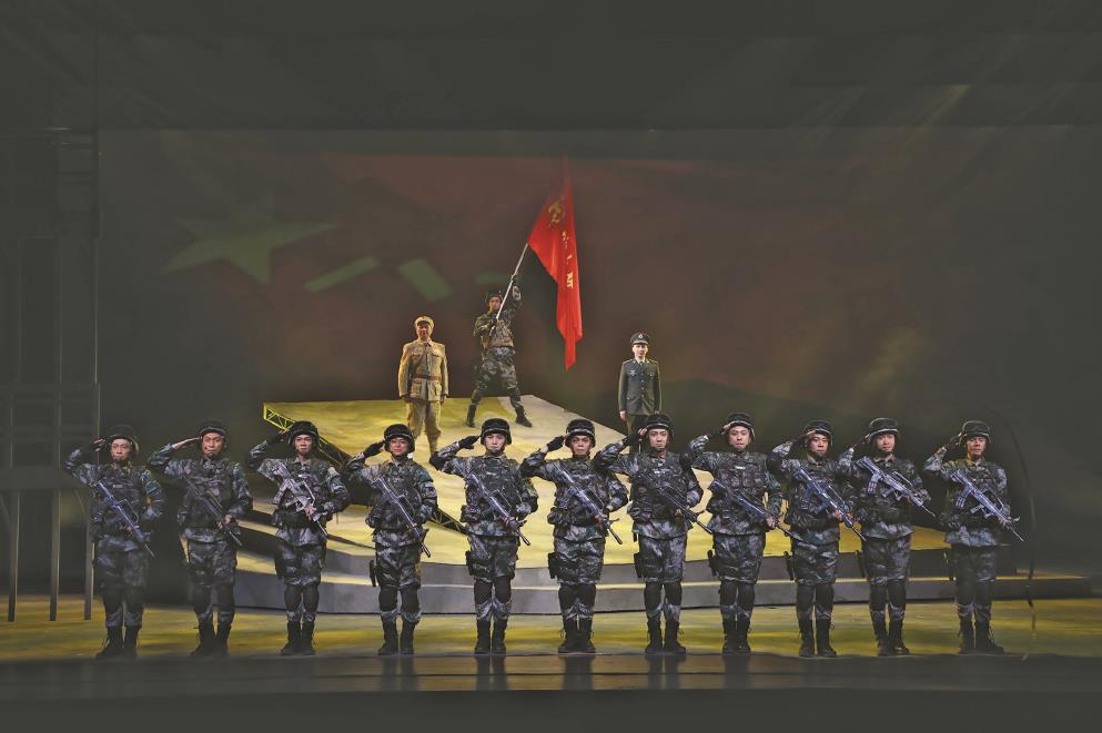 上海越劇院原創(chuàng)現(xiàn)代大戲《好八連》以《霓虹燈下的哨兵》為創(chuàng)作靈感，讓兩代八連戰(zhàn)士“隔空對話”。（上海越劇院供圖）