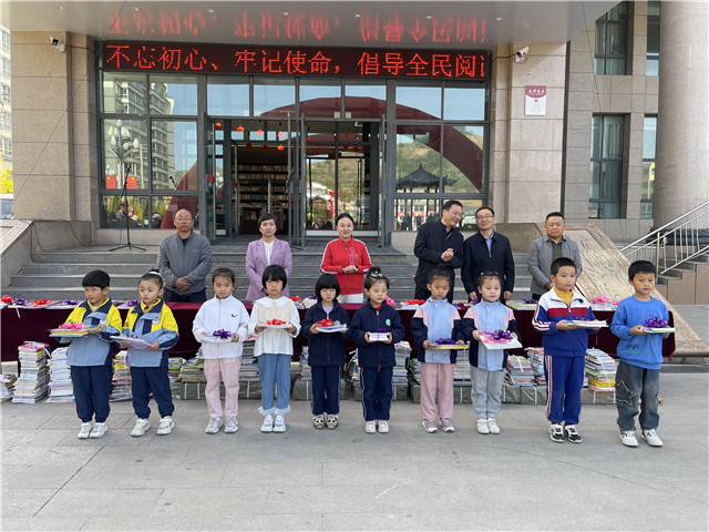 中國(guó)作協(xié)、中華文學(xué)基金會(huì)和臨潭縣圖書館攜手舉辦的繪本圖書捐贈(zèng)儀式