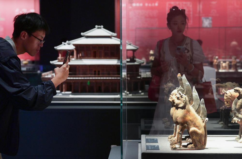 2023年9月15日，位于北京奧林匹克公園核心區(qū)的中國(guó)考古博物館正式面向公眾開放，觀眾在館內(nèi)參觀珍貴文物。新華社記者 李賀 攝
