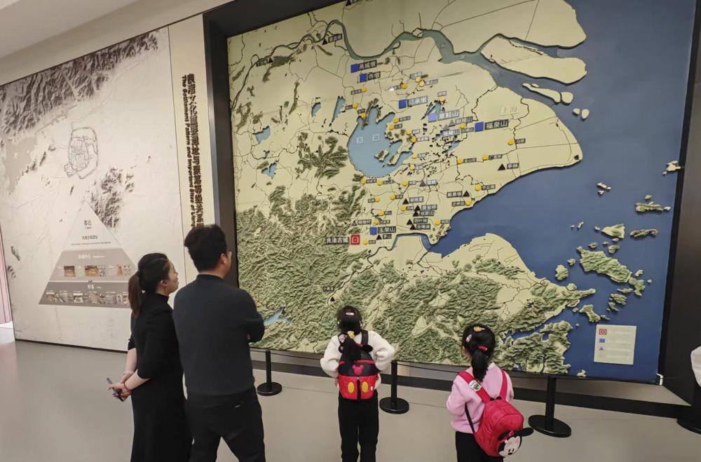 2024年1月14日，觀眾在浙江杭州良渚博物院參觀。新華社記者 馮源 攝