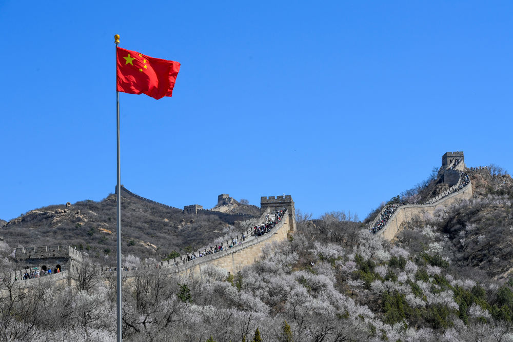 2024年4月7日，游客在山花盛開的八達(dá)嶺長(zhǎng)城觀光游覽。新華社記者 鞠煥宗 攝