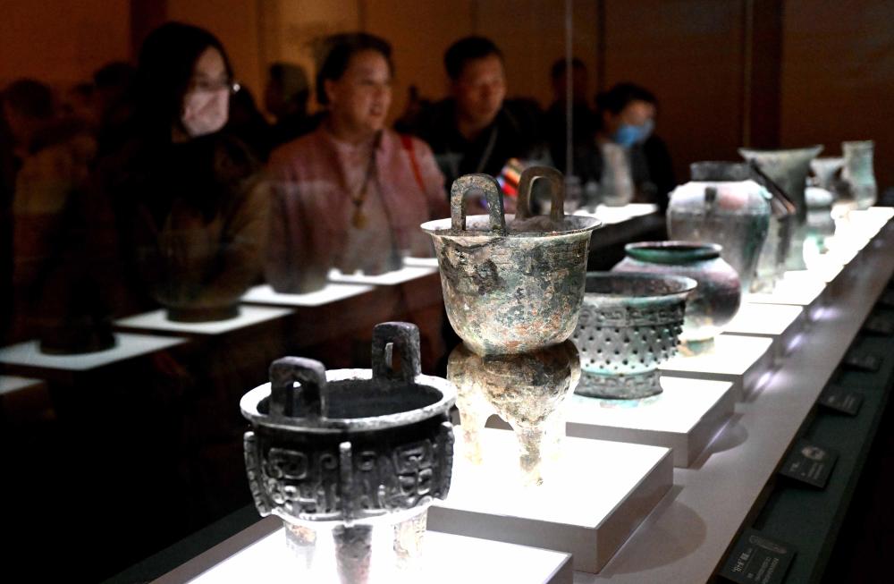 2024年2月26日，參觀者在河南安陽(yáng)殷墟博物館新館內(nèi)觀看展品。新華社記者 李安 攝