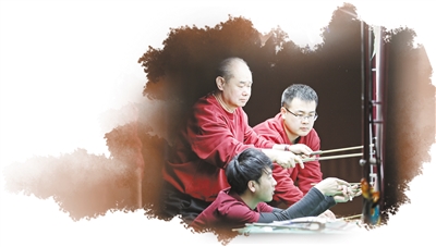 　圖為在中國非遺館內(nèi)，非遺傳承人現(xiàn)場表演北京皮影戲。 　　中國非遺館供圖