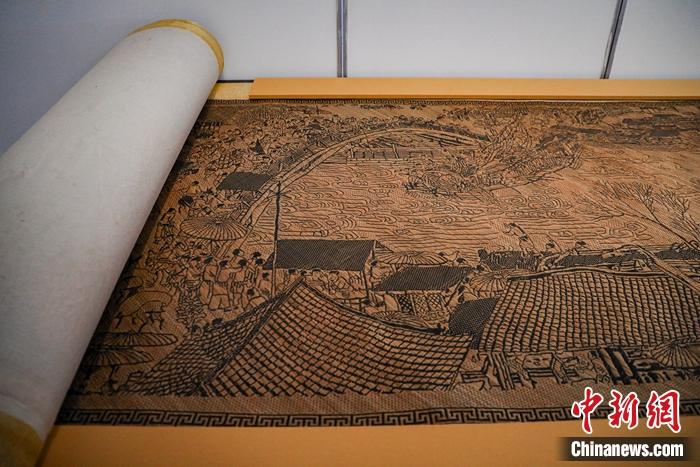 徐建元創(chuàng)作的竹編畫《清明上河圖》。徐峻杰 攝