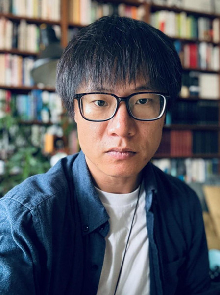 李晁，1986年生于湖南，現(xiàn)居貴陽(yáng)。2007年發(fā)表小說(shuō)，獲《上海文學(xué)》新人獎(jiǎng)、紫金·人民文學(xué)之星獎(jiǎng)、《作家》金短篇獎(jiǎng)、華語(yǔ)青年作家獎(jiǎng)、十月文學(xué)獎(jiǎng)等，有小說(shuō)入選收獲文學(xué)榜，出版小說(shuō)集《霧中河》等三部。