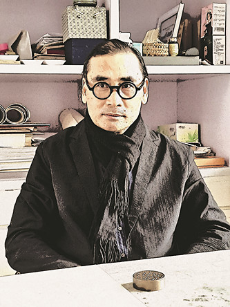 劉萬(wàn)鳴 1989年畢業(yè)于天津美術(shù)學(xué)院，1995年就讀于中國(guó)藝術(shù)研究院美術(shù)學(xué)研究生課程班。現(xiàn)任全國(guó)政協(xié)委員、民盟中央委員、中國(guó)美術(shù)家協(xié)會(huì)副主席、中國(guó)國(guó)家畫院院長(zhǎng)。2012年獲中國(guó)青年藝術(shù)家提名獎(jiǎng)，2014年入選國(guó)家百千萬(wàn)人才工程授予“有突出貢獻(xiàn)中青年專家”稱號(hào)，中宣部2017年文化名家暨“四個(gè)一批”人才，中組部國(guó)家高層次人才特殊支持計(jì)劃領(lǐng)軍人才“萬(wàn)人計(jì)劃”。中國(guó)畫作品曾入選全國(guó)美展、全國(guó)畫院展及省部級(jí)展覽，獲得金、銀、銅、優(yōu)秀等獎(jiǎng)項(xiàng)十余次。積極參與國(guó)家主題性創(chuàng)作，作為第一作者完成《遣唐使》《西電東送、西氣東輸工程》《黃河擺渡人》《南水北調(diào)工程》等中國(guó)畫作品?！吨袊?guó)畫論》一書為普通高等學(xué)校藝術(shù)學(xué)科新形態(tài)重點(diǎn)規(guī)劃教材。曾在中國(guó)國(guó)家博物館等國(guó)家級(jí)展館舉辦個(gè)展，作品被中國(guó)美術(shù)館、中國(guó)國(guó)家博物館、中國(guó)藝術(shù)研究院等國(guó)家級(jí)單位收藏。