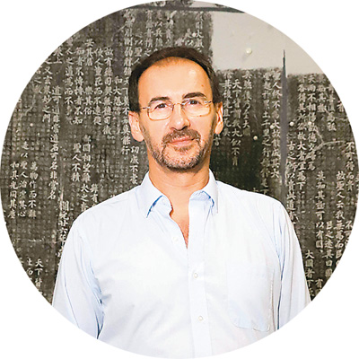 畢羅（Pietro De Laurentis），意大利漢學(xué)家，中國國家級人才項(xiàng)目入選者，廣州美術(shù)學(xué)院教授、博導(dǎo)，中外書寫文化與美術(shù)交流研究中心負(fù)責(zé)人，二王學(xué)研究中心專家委員會委員。多年來主要從事書法學(xué)、銘刻與寫本學(xué)、美術(shù)文獻(xiàn)研究與翻譯、中國古代詩歌等領(lǐng)域的研究。意大利文著作有《李白，其人其詩》《一觴一詠：〈蘭亭詩集〉研究》，英文專著有《孫過庭〈書譜〉綜合研究》《以書護(hù)法——〈集王圣教序〉研究》，中文專著有《尊右軍以翼圣教》，英文譯著有張?zhí)旃吨袊鴷ㄖ饕g(shù)語的釋讀和研究》。在《亞洲專刊》《華裔學(xué)志》《敦煌研究》《唐研究》《中國書法》《書法研究》等海內(nèi)外權(quán)威刊物發(fā)表論文50余篇。