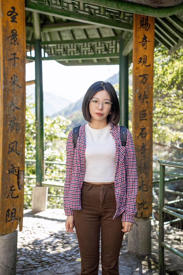 作家簡(jiǎn)介 李?yuàn)檴?，筆名三三，女，漢族，一九九一年出生，畢業(yè)于中國(guó)人民大學(xué)創(chuàng)造性寫(xiě)作專(zhuān)業(yè)。作品發(fā)表于《人民文學(xué)》《收獲》等多家刊物，多有選載。曾獲2020年“鐘山之星”年度青年佳作獎(jiǎng)、2021年度青花郎?人民文學(xué)獎(jiǎng)新人獎(jiǎng)、第七屆郁達(dá)夫小說(shuō)獎(jiǎng)短篇小說(shuō)獎(jiǎng)、首屆《靜?安》文學(xué)獎(jiǎng)、紅棉文學(xué)獎(jiǎng)小說(shuō)主獎(jiǎng)等獎(jiǎng)項(xiàng)，入選王蒙青年作家支持計(jì)劃?年度特選作家（2022—2023）等。著有短篇小說(shuō)集《晚春》《山頂上是?！贰抖砹_斯套娃》《離魂記》等四部。