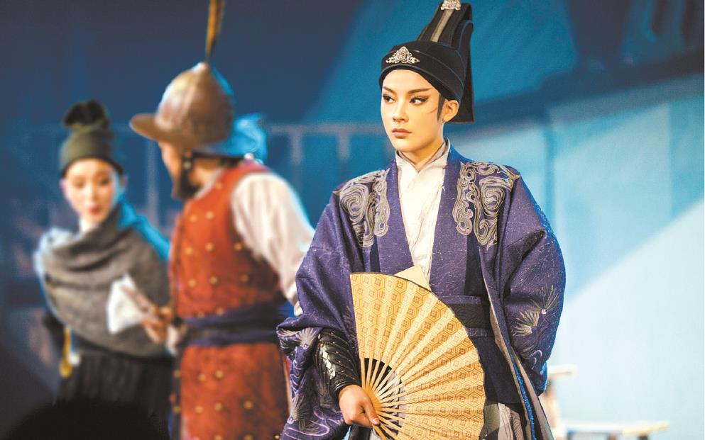 古老戲曲掀起“青春革命”，從情感、形式、媒介上將青年文化、時代審美融入戲曲古典樣態(tài)，這是“新文化生命體”適應(yīng)新媒介環(huán)境，以青年力量激活傳統(tǒng)文化能量進行自我更新的典型示例。圖為越劇《新龍門客?！? /></p>
<p style=
