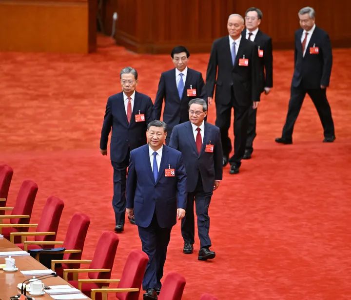 中國共產(chǎn)黨第二十屆中央委員會(huì)第三次全體會(huì)議，于2024年7月15日至18日在北京舉行。這是習(xí)近平、李強(qiáng)、趙樂際、王滬寧、蔡奇、丁薛祥、李希等步入會(huì)場。
