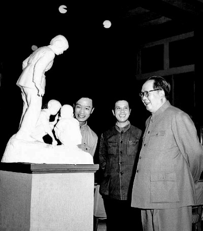 1955年，毛澤東主席參觀全國(guó)美展 呂厚民/攝 資料圖片