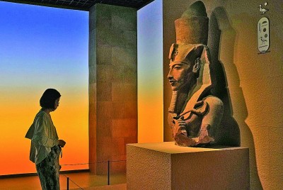 7月17日，預覽觀眾在“圖坦卡蒙的時代”展區(qū)參觀埃赫那吞半身像。新華社記者 劉穎攝