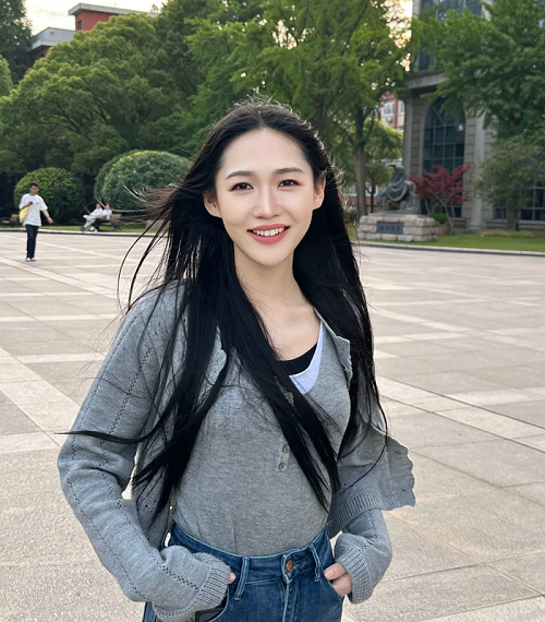 周燊，滿族，中國作家協(xié)會會員，藝術(shù)碩士、文學博士，從教于高校創(chuàng)意寫作和現(xiàn)當代文藝研究等方向，曾獲第六屆山東省泰山文藝獎（文學創(chuàng)作獎）、復旦大學光華獎等榮譽。