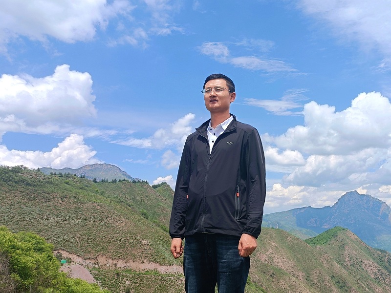 丁海龍，男，漢族，筆名古月星空，甘肅臨潭人。中華詩詞學(xué)會會員、甘肅省作家協(xié)會會員、甘肅省詩詞學(xué)會會員、甘肅省楹聯(lián)學(xué)會會員。作品見于《中華詩詞》《中華辭賦》《甘肅黨建》等刊。出版詩集《虛塵》《流水集》。
