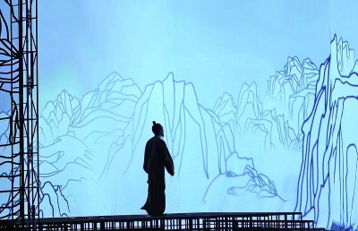 北京人民藝術(shù)劇院話劇《杜甫》演出現(xiàn)場，扮演杜甫的演員正慢慢步入山水畫卷。資料圖片