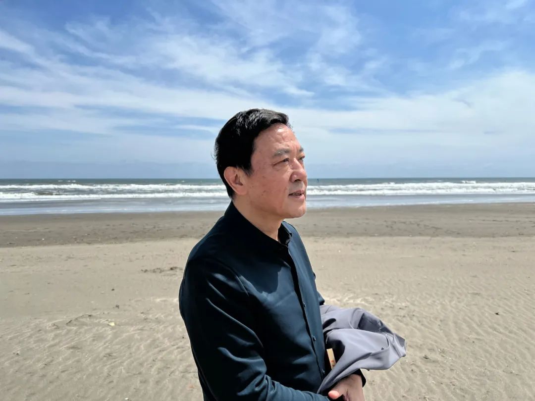 潘軍，著名作家、編?。?957年生，安徽懷寧人。1982年畢業(yè)于安徽大學中文系，主要作品有長篇小說《日暈》《風》《獨白與手勢》《死刑報告》以及《潘軍小說文本》（6卷）等，并譯介為多種文字，多次獲獎。另有話劇作品《地下》《斷橋》《合同婚姻》《霸王歌行》，獲第31屆“世界戲劇節(jié)”優(yōu)秀劇目獎。自編自導的電視劇有《五號特工組》《海浪行動》《驚天陰謀》《粉墨》《虎口拔牙》《分界線》等。