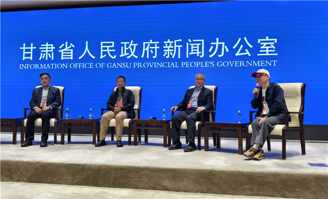 中山大學(xué)博導(dǎo)、教授，中國頂尖文學(xué)評論家謝有順，浙江文藝出版社常務(wù)副社長，翻譯家曹元勇，北師大教授，詩人歐陽江河，魯迅文學(xué)獎獲得者、甘肅文聯(lián)副主席、作協(xié)主席葉舟回答記者提問（攝影 澎湃新聞記者 夏奕寧）