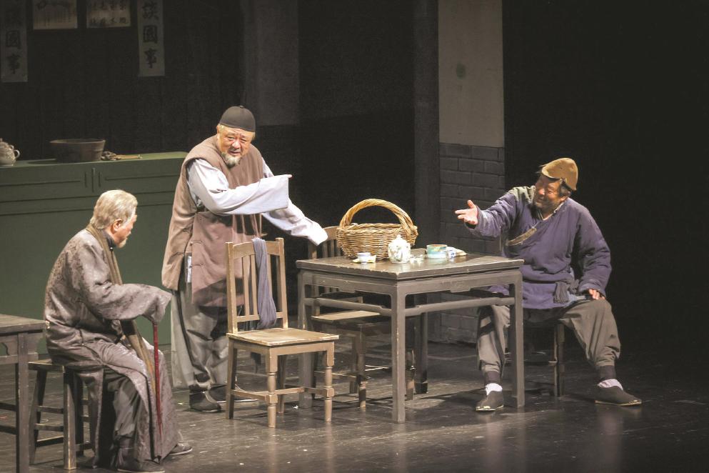 時(shí)隔36年，北京人藝再度駐演上海。圖為話劇《茶館》10月13日排練照。 本報(bào)記者 葉辰亮攝