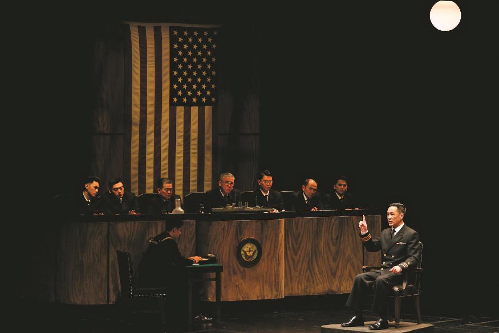 馮遠征（右一）在《嘩變》中飾演固執(zhí)刻板、獨斷專行的魁格艦長。 本報記者 葉辰亮攝