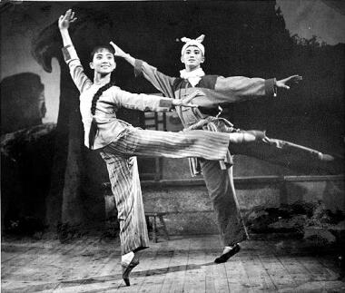 1965年，芭蕾舞劇《白毛女》演出劇照。上海芭蕾舞團供圖
