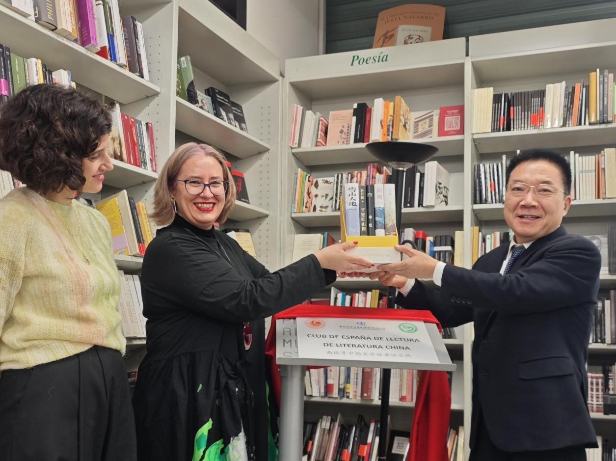 胡邦勝（右一）、婧萱（左二）、白蘭（左一）共同為“西班牙中國文學(xué)讀者俱樂部”揭牌