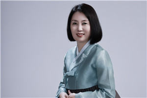 翻譯獎：國家通用語言文字←→朝鮮文作者：鄭風淑（朝鮮族）         獲獎感言感謝致力于培養(yǎng)各民族作家翻譯家的《民族文學》雜志，一直以來給我們搭建各具特色的平臺，讓我們各民族兄弟姐妹在共有的中華文化家園中盡情地書寫生活、表達胸臆，實現自我價值。 朝鮮族著名作家許連順跳出原有的創(chuàng)作思維，以作家特有的胸懷和眼界感悟博大精深的中華文化，探索邊疆少數民族文學融入……