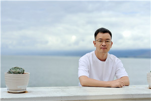 散文獎：《與父親書》作者： 向迅（土家族）         獲獎感言顧名思義，《與父親書》是一本寫給父親的書，也是一本獻給天下所有父輩的書。由于受到傳統(tǒng)的中國式父子關系的影響，我們和父親在生活中總是沉默以對，即便是在他即將離開我們的時候，我們都極力克制著彼此的情感，以至于他一生的故事成為謎團。正因為如此，在創(chuàng)作這本書的過程中……