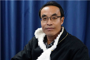 散文獎：《兄弟記》 作者： 王小忠（藏族）         獲獎感言《兄弟記》寫的是青藏高原邊緣地帶農牧交匯地的甘南故事，它沒有什么重大事件和尖銳的沖突，都是日常生活與世相百態(tài)。從根本上看，就是對甘南農牧區(qū)交匯地的生活方式、生產勞動及思想觀念變化的客觀敘述，是鄉(xiāng)村倫理變遷的詠嘆。我期盼著一種崇高的倫理道德能夠永恒地存在于世……