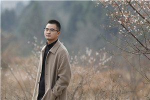 散文獎：《綠皮火車》 作者： 羌人六（羌族）         獲獎感言因為寫作，我從故事中的尋金者身上，也能深切體會那種歷經輾轉終于醍醐灌頂柳暗花明的心路歷程。2004年高中時期開始文學創(chuàng)作，大學畢業(yè)后回到家鄉(xiāng)生活工作，我才終于找到自己寫作的“源頭活水”，于是有了關于家鄉(xiāng)龍門山斷裂帶的書寫，于是有了散文集《綠皮火車》。川西北龍門山斷裂帶，鄉(xiāng)親父老的名字與臉孔……