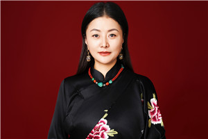 詩歌獎：《留在紙上的心》 作者：那薩（藏族）         獲獎感言非常榮幸獲得駿馬獎，我的內心充滿感激。我來自青海省玉樹藏族自治州，出生在通天河流域叫結拉的一個小山村，通天河藏語叫牦牛河，是長江源頭的干流河。我曾經在瀾滄江源頭的縣城雜多縣工作了八年。又到黃河源頭，在小小的敬水池里喝了三口水?？梢哉f我是被長江、黃河、瀾滄江的水養(yǎng)育的一個寫作者……