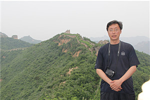 報告文學獎：《靜靜的鴨綠江》 作者：周建新（滿族）         獲獎感言獎是授予我的，更是授予英烈們的，只不過我獲得了機會。每一次采訪，講述者都能讓我身臨其境，感受孫景坤老英雄高尚的一生。我沒有理由不蘸血為墨，書寫英雄，書寫“七一”勛章獲得者、深藏功名七十載的老英雄孫景坤。