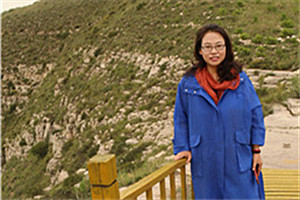 報告文學獎：《讓世界看見》  作者：牛海坤（蒙古族）         獲獎感言在創(chuàng)作的過程中，我不停地走近不同的人群，與農牧民、殘疾人、非遺傳承人、駐村干部等等深入交談，認真傾聽他們內心深處的渴望。我要感謝這些勇敢昂揚的人們，是他們用自己的行動詮釋了時代，也詮釋了生命的力量和價值。