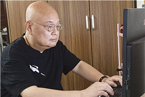 中短篇小說獎：《上嶺戀人》  作者：凡一平（壯族）         獲獎感言上嶺，是我近些年文學創(chuàng)作的地理標識，也是現實生活的真實存在。從桂北都安瑤族自治縣縣城往東十三公里，再沿紅水河順流而下四十公里，在二級公路的對岸，有被青山和竹林環(huán)抱的村莊，就是上嶺。它是我生命中最親切的土地，或搖籃。上嶺有著不多的人口，卻生生長流，他們渺小但卻堅韌，又像魚群一樣抱團、歡樂。已經死去和還活著的，都是我的父老鄉(xiāng)親。