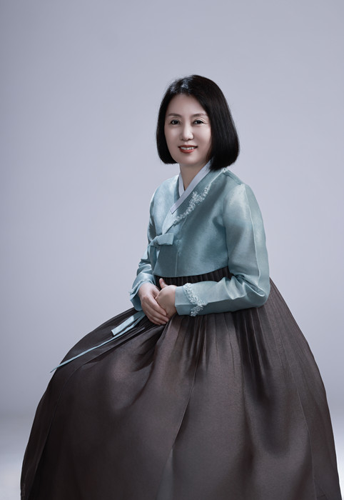 鄭風(fēng)淑，朝鮮族，1969年生。吉林省延邊朝鮮族自治州人大常委會副秘書長。出版報告文學(xué)《金達萊映紅山崗》，翻譯出版長篇小說《南大川》、配圖詩歌集《中國朝鮮族民俗圖》等。曾獲《民族文學(xué)》獎翻譯獎。