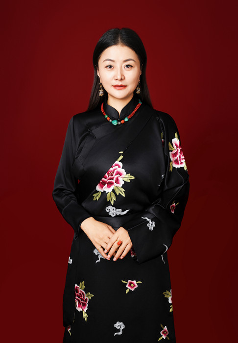 那薩，本名索樣，藏族，1977年生，青海玉樹(shù)人。曾供職于青海省玉樹(shù)州雜多縣阿多鄉(xiāng)政府。出版詩(shī)集《一株草的加持》等。