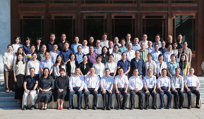 7月20日，第十三屆全國少數民族文學創(chuàng)作駿馬獎全體評委合影