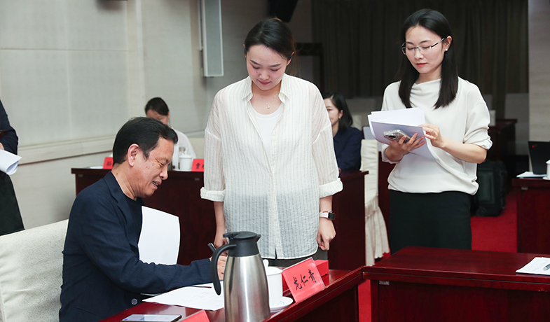 7月31日，評獎委員會主任李敬澤檢查選票統(tǒng)計情況并簽字