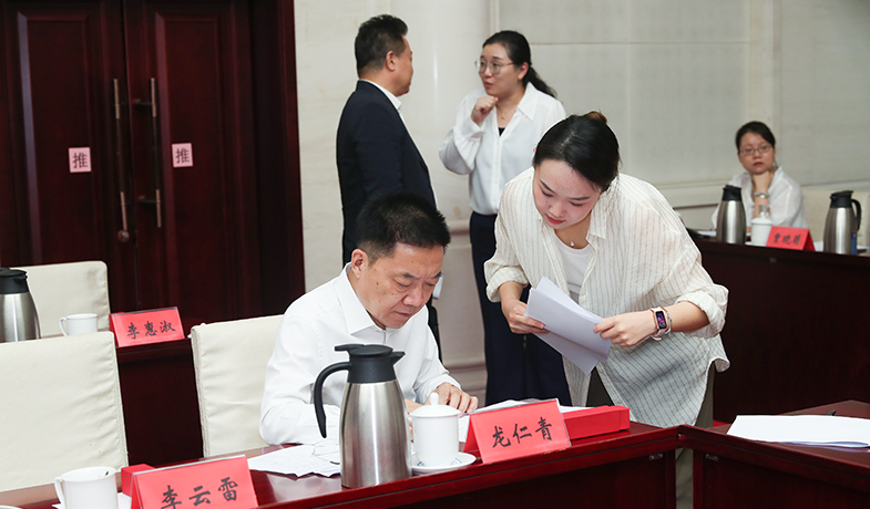 7月31日，紀律監(jiān)察組組長胡邦勝檢查選票統(tǒng)計情況并簽字