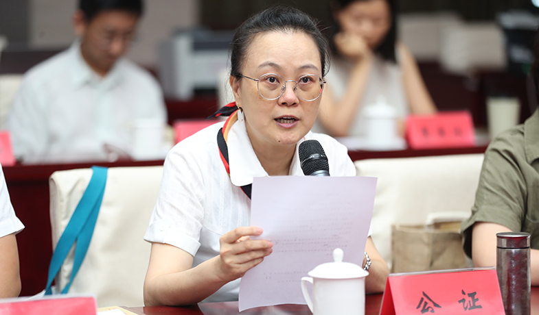 7月31日，公證員宣讀公證詞