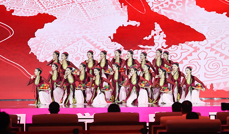 11月16日，在“2024中國文學盛典·駿馬獎之夜”上的文藝表演：新疆民歌《青春舞曲》。