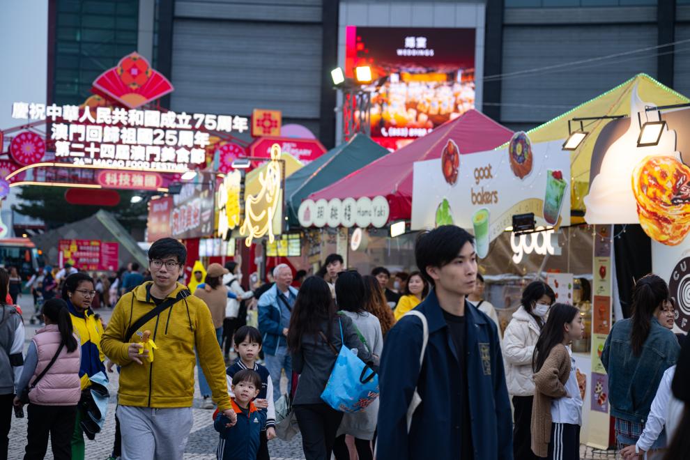 11月24日，市民在第二十四屆澳門美食節(jié)游玩。新華社發(fā)（張金加攝）