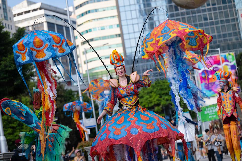 3月24日，人們參加“2024澳門國際幻彩大巡游”。新華社發(fā)（張金加攝）