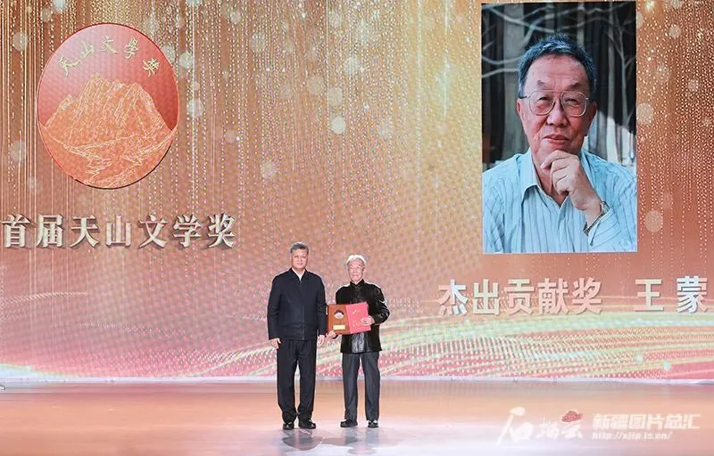 新疆維吾爾族自治區(qū)黨委書記、兵團黨委第一書記、第一政委馬興瑞為人民藝術家、著名作家王蒙同志頒授“天山文學獎·杰出貢獻獎” 崔志堅攝