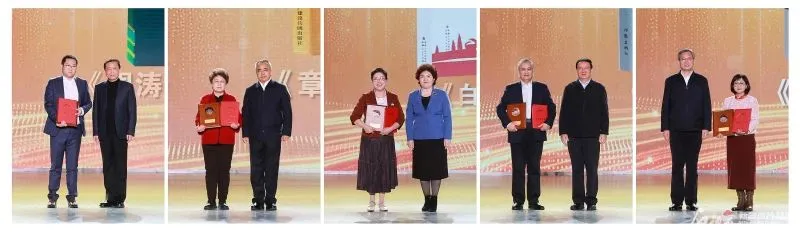 張宏森為周濤、艾爾肯·吐尼亞孜為章德益、祖木熱提·吾布力為葉爾克西·胡爾曼別克、努爾蘭·阿不都滿金為阿拉提·阿斯木、何忠友為阿舍頒獎 崔志堅攝