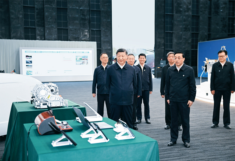2024年10月17日至18日，中共中央總書記、國家主席、中央軍委主席習(xí)近平在安徽考察。這是17日下午，習(xí)近平在合肥濱湖科學(xué)城察看安徽省重大科技創(chuàng)新成果集中展示。 新華社記者 謝環(huán)馳/攝