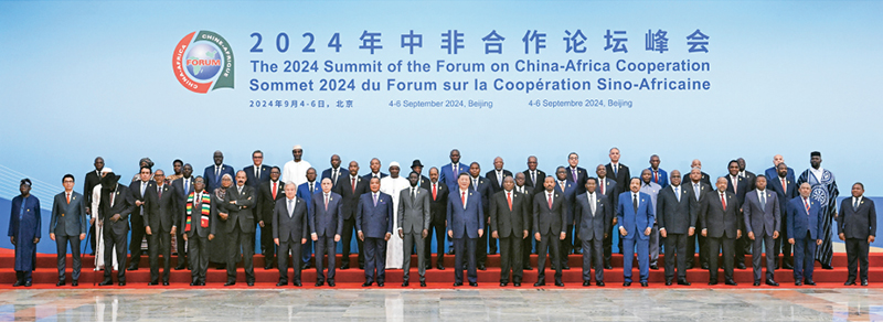 2024年9月5日上午，國家主席習(xí)近平在北京人民大會堂出席中非合作論壇北京峰會開幕式并發(fā)表主旨講話。這是開幕式前，習(xí)近平同出席峰會的外方領(lǐng)導(dǎo)人集體合影。 新華社記者 饒愛民/攝