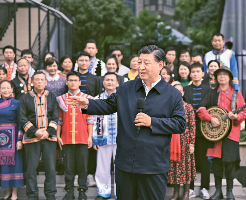 2023年12月14日至15日，中共中央總書記、國家主席、中央軍委主席習(xí)近平在廣西考察。這是14日上午，習(xí)近平在南寧市良慶區(qū)蟠龍社區(qū)考察時(shí)，同社區(qū)各族群眾親切交流。 新華社記者 燕雁/攝